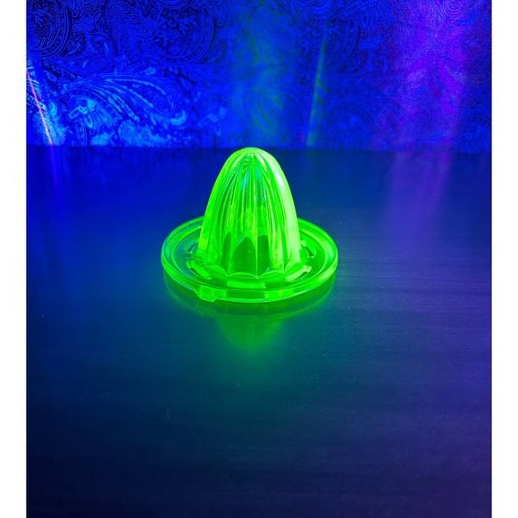Vintage uranium glass reamer/juicer by u.s. glass co - Picture 2 of 10